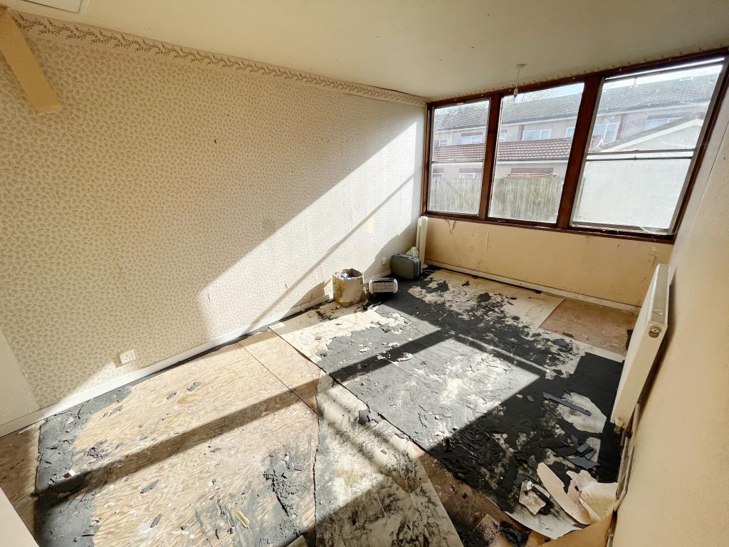 Lot: 54 - TERRACE HOUSE FOR REFURBISHMENT AND IMPROVEMENT - inside image of back bedroom which overlooks garden